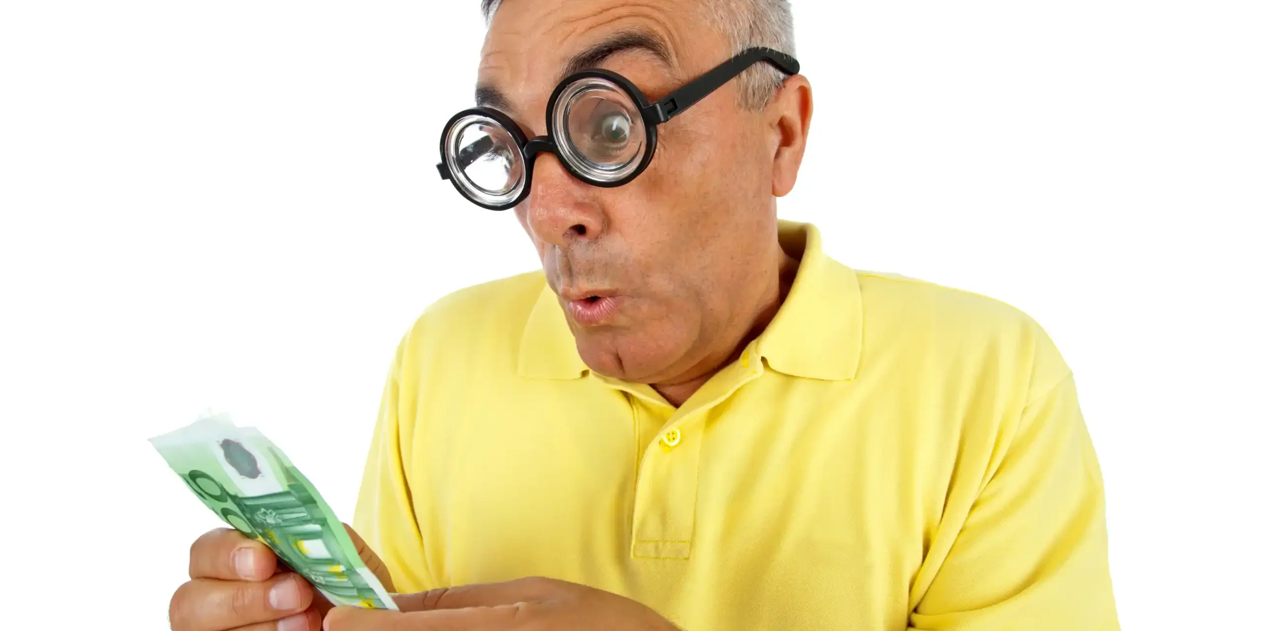 Uomo guarda delle banconote sorpreso