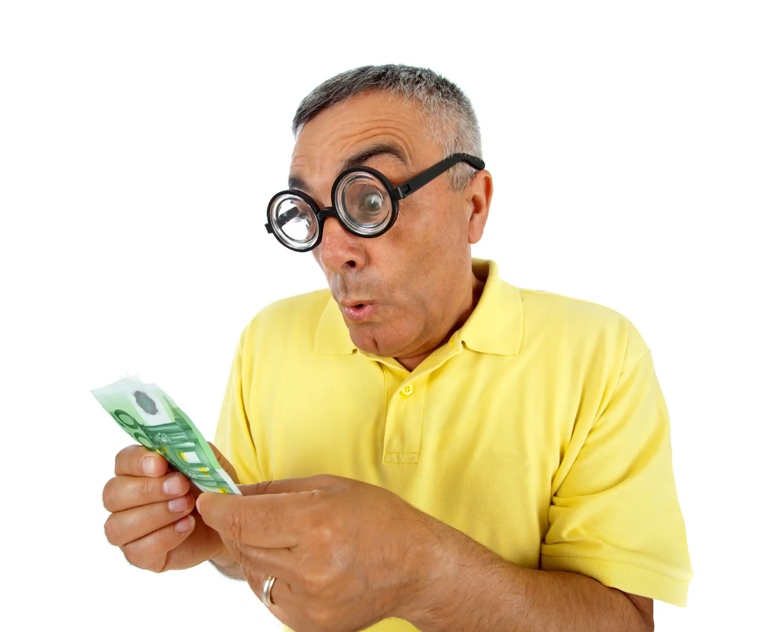 Uomo guarda delle banconote sorpreso
